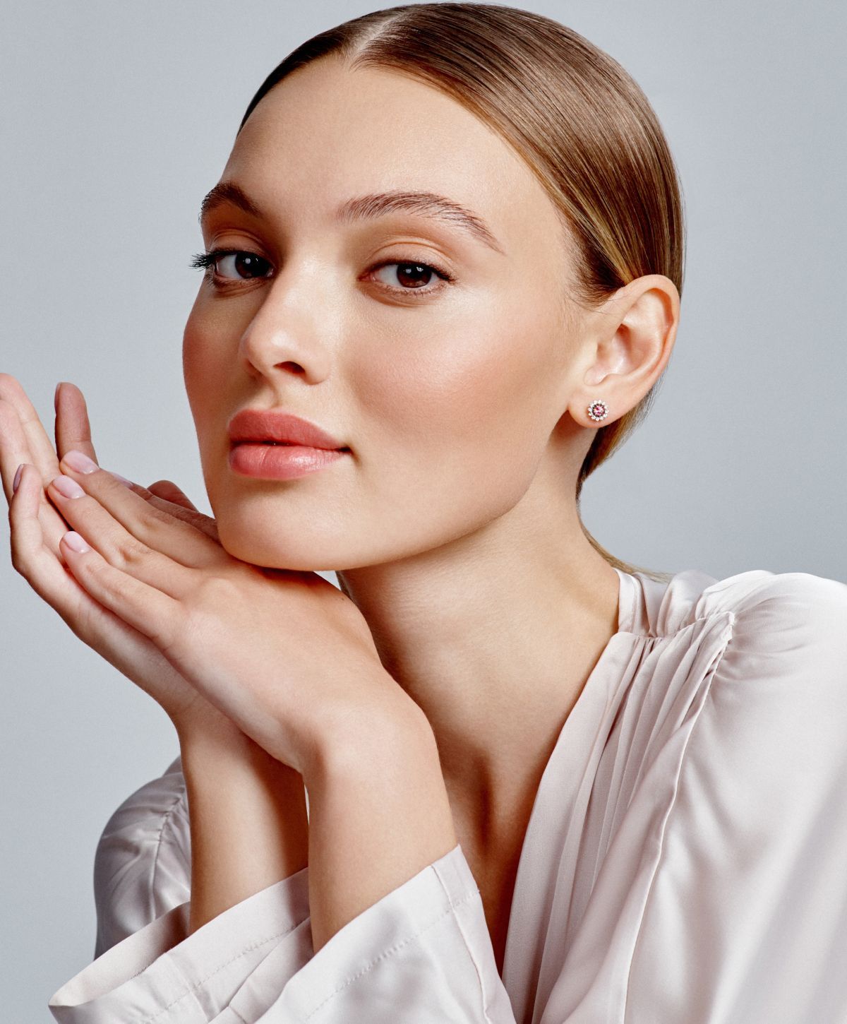 Woman posing with hands on her face.